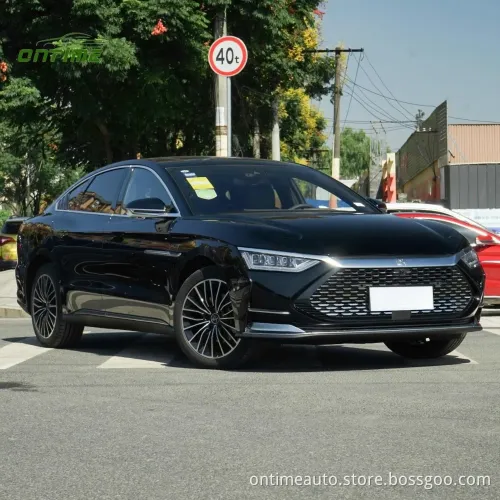 Berlina per auto sul tempo Berlina a benzina ibrida elettrica ecologicamente ecologica e conveniente per l&#39;uso domestico